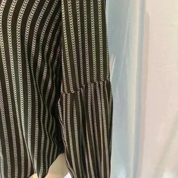 Loft Women’s Size XS Black And White Flowy Pull On V-Neck Blouse. Long Sleeve - Picture 3 of 7